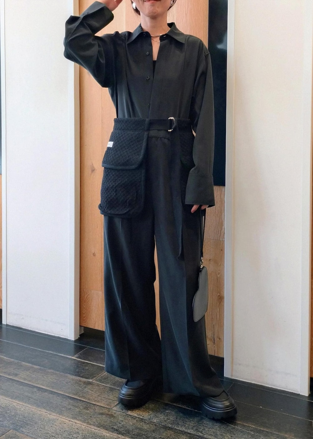 「初春コーデ、春コーデ、セレモニーコーデ、卒業式コーデ、卒園式コーデ、デートコーデ、お出かけコーデ、女子会コーデ、モード、大人カジュアル、体型カバー、ワントーンコーデ、カジュアルコーデ、シンプルコーデ、別注アイテム」｜「ADAM ET ROPE'の【HUNTER for ADAM ET ROPE'】別注  LOAFER MULE（ローファー、ブラック系）」を使った、enokiさん（レディース・157cm）の春コーディネートの5枚目の写真