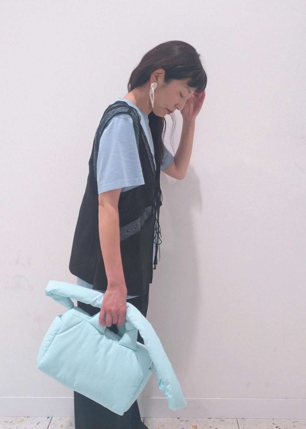 「ガニー、GANNI、adidas、アディダス、春コーデ、初夏コーデ、デートコーデ、お出かけコーデ、旅行コーデ、女子会コーデ、大人カジュアル、レイヤード、パンツスタイル、カジュアルコーデ、ヘルシーコーデ」｜「ADAM ET ROPE'の【adidas(アディダス)】HANDBALL SPEZIAL（スニーカー、ブルー系）」を使った、enokiさん（レディース・157cm）の春コーディネートの8枚目の写真