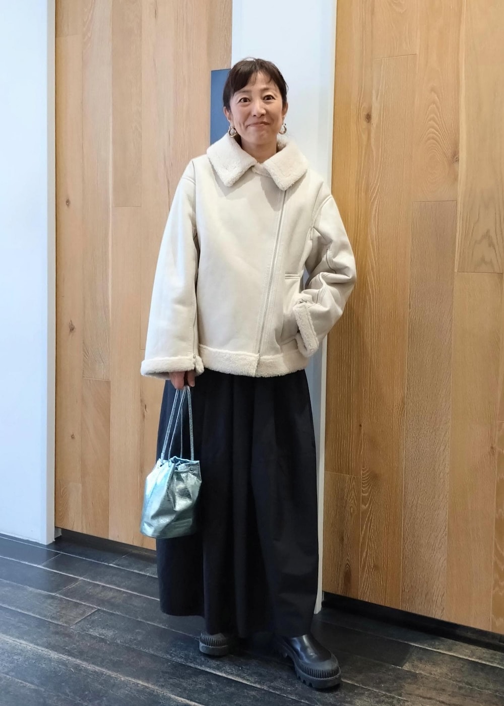 「SNaPMeAward23w、フェイクムートン、ジャケット、ADAM ET ROPÉ、FEMME、サステナブル、骨格ウェーブ、ブルべ、カジュアル、大人カジュアル、フェミニン、モード、冬、冬コーデ、冬ファッション」｜「ADAM ET ROPE'のフェイクムートンジャケット（ムートンコート、ホワイト系）」を使った、enokiさん（レディース・157cm）の冬コーディネートの2枚目の写真