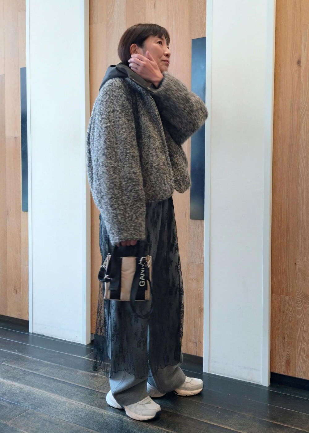 「冬コーデ、お出かけコーデ、旅行コーデ、お正月・初詣コーデ、女子会コーデ、大人カジュアル、レイヤード、パンツスタイル、体型カバー、カジュアルコーデ、ADAM ET ROPÉ、ウェーブ、ブルべ冬、乾燥、トップス」|「GANNIの【GANNI for ADAM ET ROPE'】Recycled tech Mini Tote(トートバッグ、ベージュ系)」を使った、enokiさん(レディース・157cm)の冬コーディネートの4枚目の写真