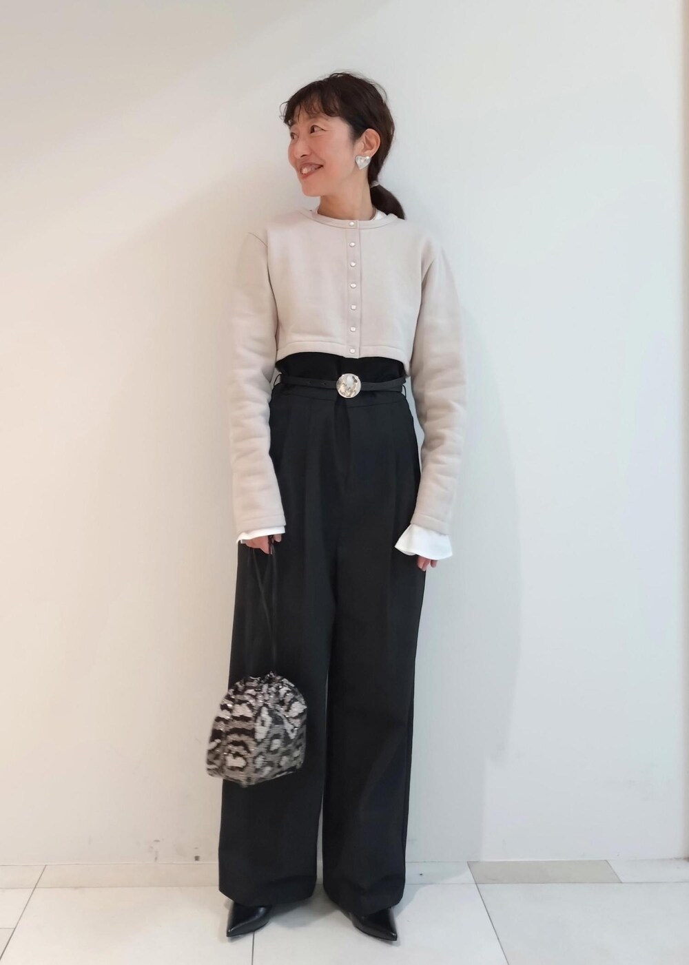 「agnes b. pour ADAM ET ROPE'、初春コーデ、春コーデ、冬コーデ、授業参観日コーデ、お出かけコーデ、旅行コーデ、女子会コーデ、大人カジュアル、レイヤード、パンツスタイル、体型カバー、モノトーンコーデ、シンプルコーデ、きれいめコーデ」｜「ADAM ET ROPE'の【サステナブル】ラウンドバックルベルト（ベルト、シルバー系）」を使った、enokiさん（レディース・157cm）の冬コーディネートの3枚目の写真