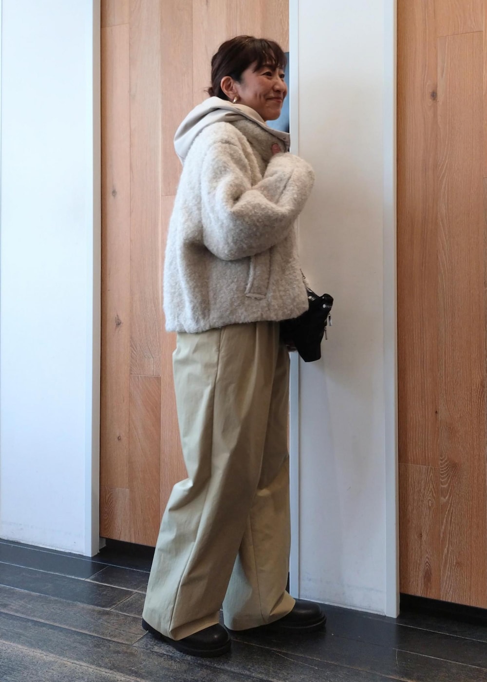 「初冬コーデ、冬コーデ、お出かけコーデ、旅行コーデ、女子会コーデ、大人カジュアル、セットアップ、パンツスタイル、体型カバー、カジュアルコーデ、シンプルコーデ、別注アイテム、ADAM ET ROPÉ、ウェーブ、ブルべ冬」|「MILLERの【Miller for ADAM ET ROPE'】別注ベロア CARDIGAN(カーディガン/ボレロ、グレー系)」を使った、enokiさん(レディース・157cm)の秋コーディネートの4枚目の写真