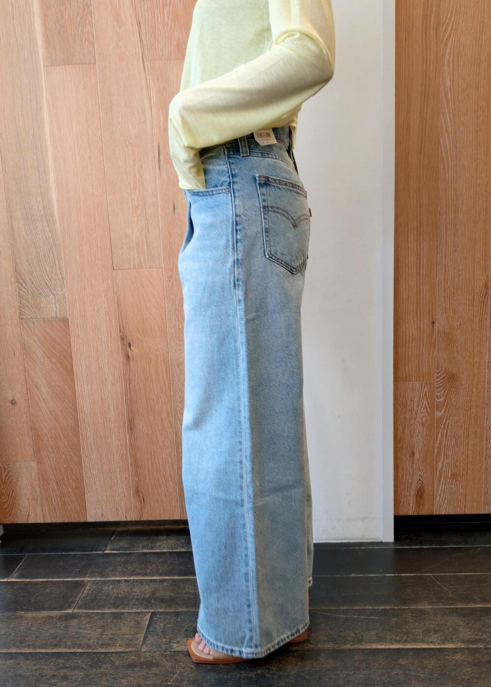 「24SS春の新作、AMOMENTO、アモーメント、BASERANGE、ベースレンジ、Levi's、リーバイス、クリア、クリアバッグ、長袖、カットソー、クルーネック、イエロー、シアー、ブルー」｜「ADAM ET ROPE'のストレッチブーツサンダル（ブーツ、ベージュ系）」を使った、enokiさん（レディース・157cm）の春コーディネートの9枚目の写真