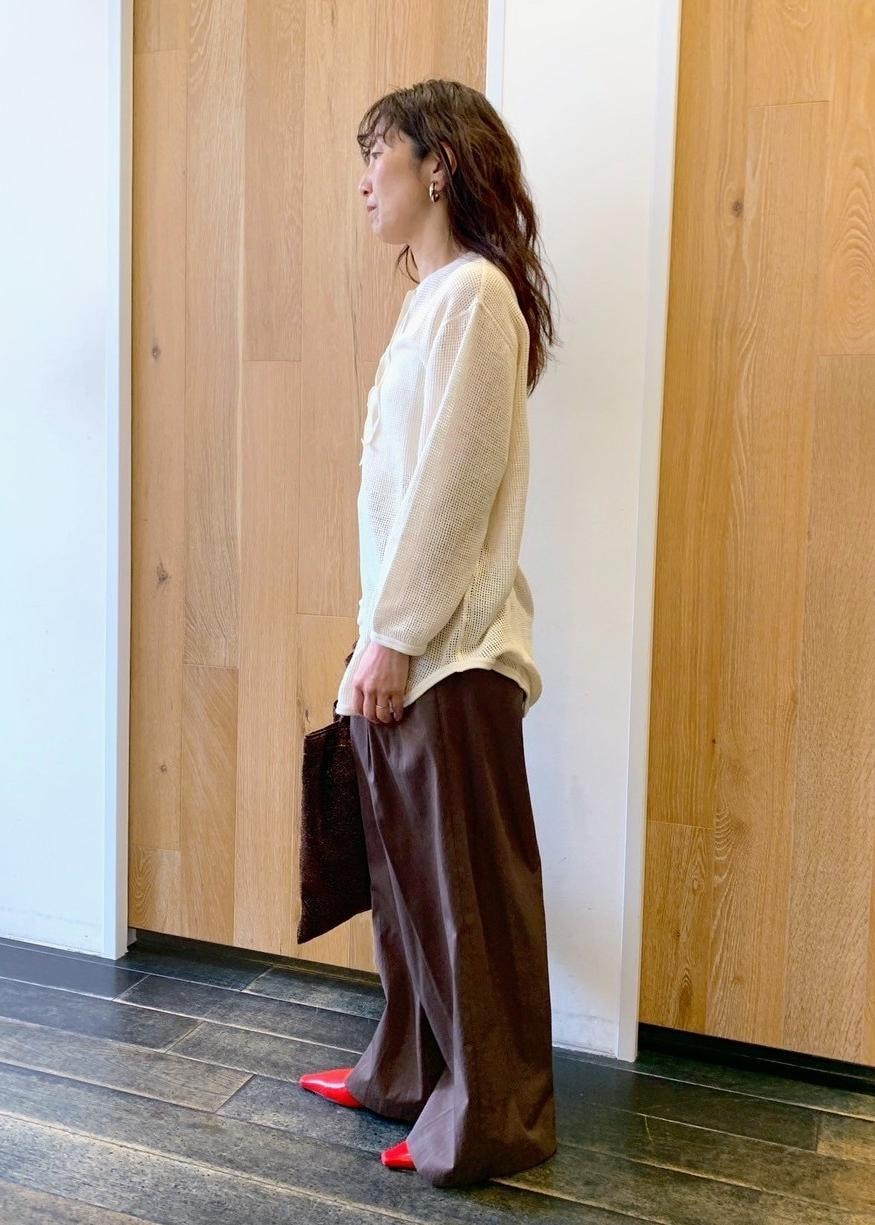 「初春コーデ、春コーデ、お出かけコーデ、旅行コーデ、女子会コーデ、大人カジュアル、パンツスタイル、体型カバー、カジュアルコーデ、ヘルシーコーデ、フェミニンコーデ、シンプルコーデ、ADAM ET ROPÉ、ウェーブ、ブルべ冬」｜「ADAM ET ROPE'の【サステナブル】キラキラトートバッグ（ポケッタブル）（トートバッグ、ブラウン系）」を使った、enokiさん（レディース・157cm）の春コーディネートの2枚目の写真