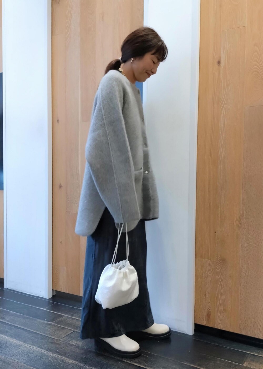 「ミラー、秋コーデ、初冬コーデ、お出かけコーデ、旅行コーデ、女子会コーデ、大人カジュアル、セットアップ、スカートスタイル、体型カバー、カジュアルコーデ、別注アイテム、ADAM ET ROPÉ、ウェーブ、ブルべ冬」|「ADAM ET ROPE'のシータチェーンネックレス(ネックレス、ゴールド系)」を使った、enokiさん(レディース・157cm)の秋コーディネートの3枚目の写真