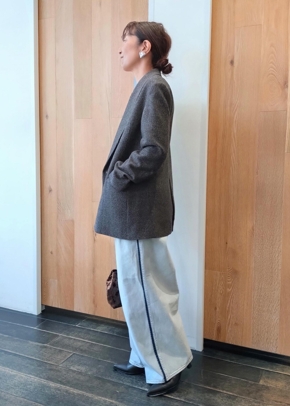 「JACOB、ジャコブ、初春コーデ、秋コーデ、初冬コーデ、お仕事コーデ、お出かけコーデ、女子会コーデ、大人カジュアル、パンツスタイル、シンプルコーデ、ADAM ET ROPÉ、ウェーブ、ブルべ冬、乾燥」|「ADAM ET ROPE'のバンドゥー(チューブトップ、ホワイト系)」を使った、enokiさん(レディース・157cm)の秋コーディネートの3枚目の写真