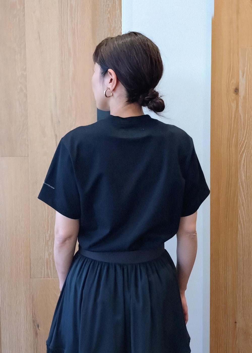 「初夏コーデ、夏コーデ、運動会コーデ、デートコーデ、お出かけコーデ、旅行コーデ、女子会コーデ、大人カジュアル、スカートスタイル、モノトーンコーデ、カジュアルコーデ、シンプルコーデ、ADAM ET ROPÉ、ウェーブ、ブルべ冬」｜「MIZUNOの【MIZUNO(ミズノ)】WAVE PROPHECY STRAP（スニーカー、ブラック系）」を使った、enokiさん（レディース・157cm）の春コーディネートの8枚目の写真