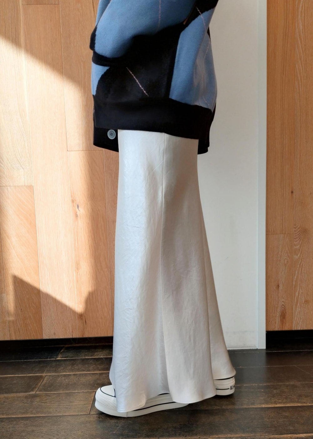 ベージュ系のトートバッグ、ブラック系のカーディガン/ボレロ、ホワイト系のスカートを着用したレディースの冬コーディネートの9枚目の写真