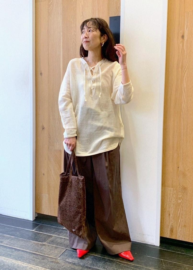「初春コーデ、春コーデ、お出かけコーデ、旅行コーデ、女子会コーデ、大人カジュアル、パンツスタイル、体型カバー、カジュアルコーデ、ヘルシーコーデ、フェミニンコーデ、シンプルコーデ、ADAM ET ROPÉ、ウェーブ、ブルべ冬」｜「ADAM ET ROPE'の【サステナブル】キラキラトートバッグ（ポケッタブル）（トートバッグ、ブラウン系）」を使った、enokiさん（レディース・157cm）の春コーディネートの5枚目の写真