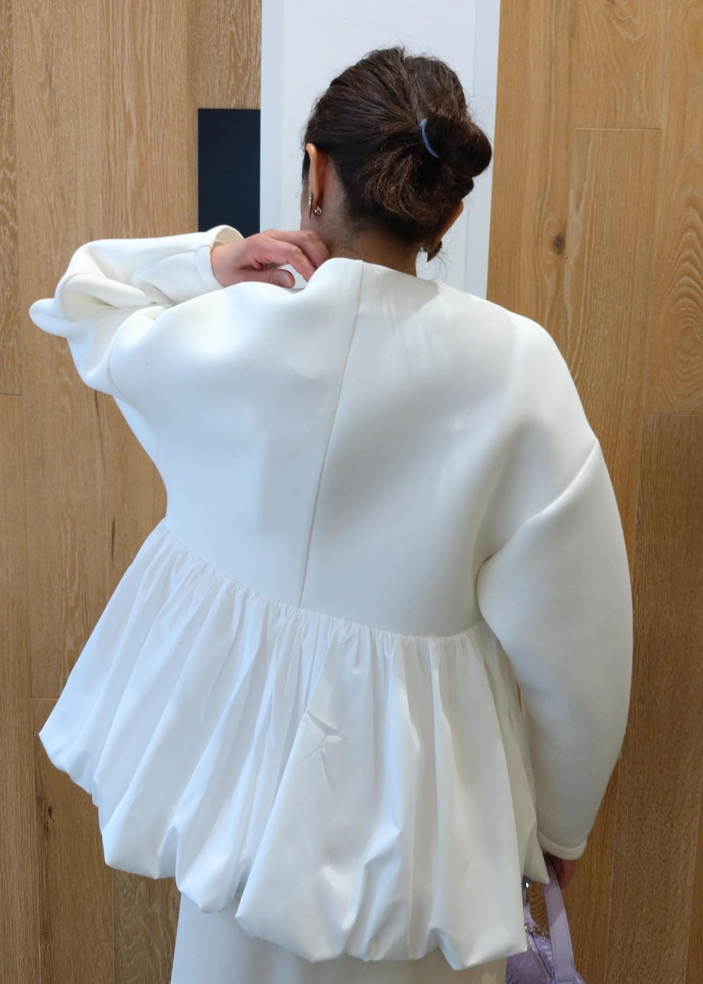 シルバー系のサンダル、ホワイト系のカーディガン/ボレロ、ホワイト系のスカートを着用したレディースの冬コーディネートの7枚目の写真