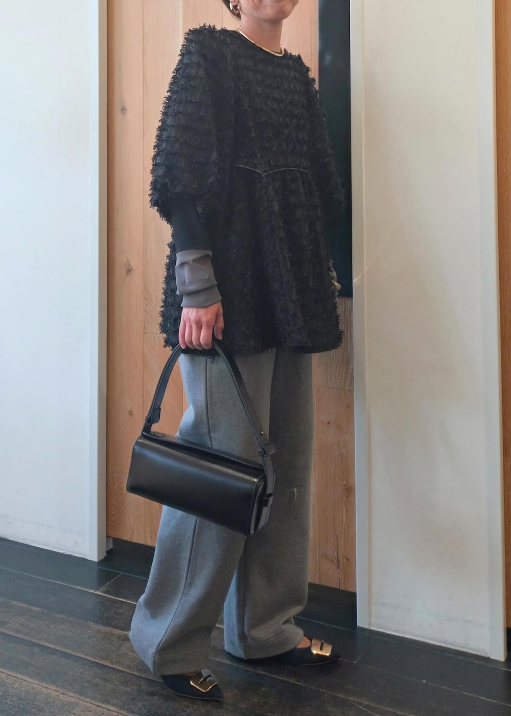 「初春コーデ、春コーデ、冬コーデ、授業参観日コーデ、お出かけコーデ、旅行コーデ、女子会コーデ、大人カジュアル、パンツスタイル、モノトーンコーデ、カジュアルコーデ、シンプルコーデ、ADAM ET ROPÉ、ウェーブ、ブルべ冬」|「ADAM ET ROPE'の【サステナブル・洗える】スウェットパンツ(スウェットパンツ、グレー系)」を使った、enokiさん(レディース・157cm)の冬コーディネートの7枚目の写真