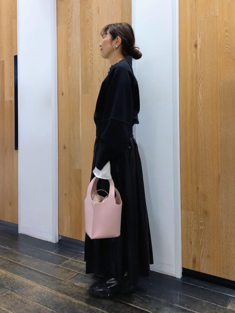「初春コーデ、春コーデ、授業参観日コーデ、お出かけコーデ、旅行コーデ、推し活コーデ、女子会コーデ、スポーツミックス、モード、大人カジュアル、レイヤード、スカートスタイル、体型カバー、ワントーンコーデ、カジュアルコーデ」|「ADAM ET ROPE'のスリットリブスウェット(スウェット、ブラック系)」を使った、enokiさん(レディース・157cm)の冬コーディネートの3枚目の写真