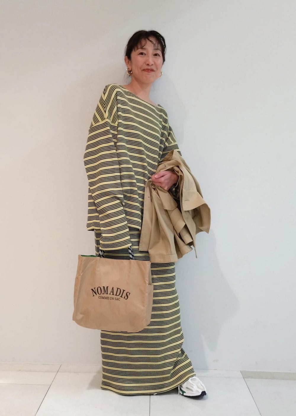 「LACOSTE、ラコステ、24SS春の新作、Miller、ミラー、NOMADIS、ノマディス、ADAM ET ROPÉ、FEMME、骨格ウェーブ、ブルべ、きれいめカジュアル、カジュアル、大人カジュアル、セットアップ」｜「MILLERの【Miller for ADAM ET ROPE'】別注WAFFLE ボーダーSKIRT（スカート、グリーン系）」を使った、enokiさん（レディース・157cm）の春コーディネートの5枚目の写真