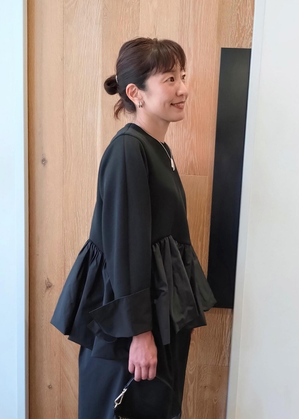 「24SS春の新作、プルオーバー、ガニー、GANNI、BEN AMUN、ベンアムン、ADAM ET ROPÉ、FEMME、サステナブル、骨格ウェーブ、ブルべ、きれいめ、フェミニン、モード、セレモニー」｜「ADAM ET ROPE'のフォルムウェッジパンプス（パンプス、ブラック系）」を使った、enokiさん（レディース・157cm）の冬コーディネートの8枚目の写真