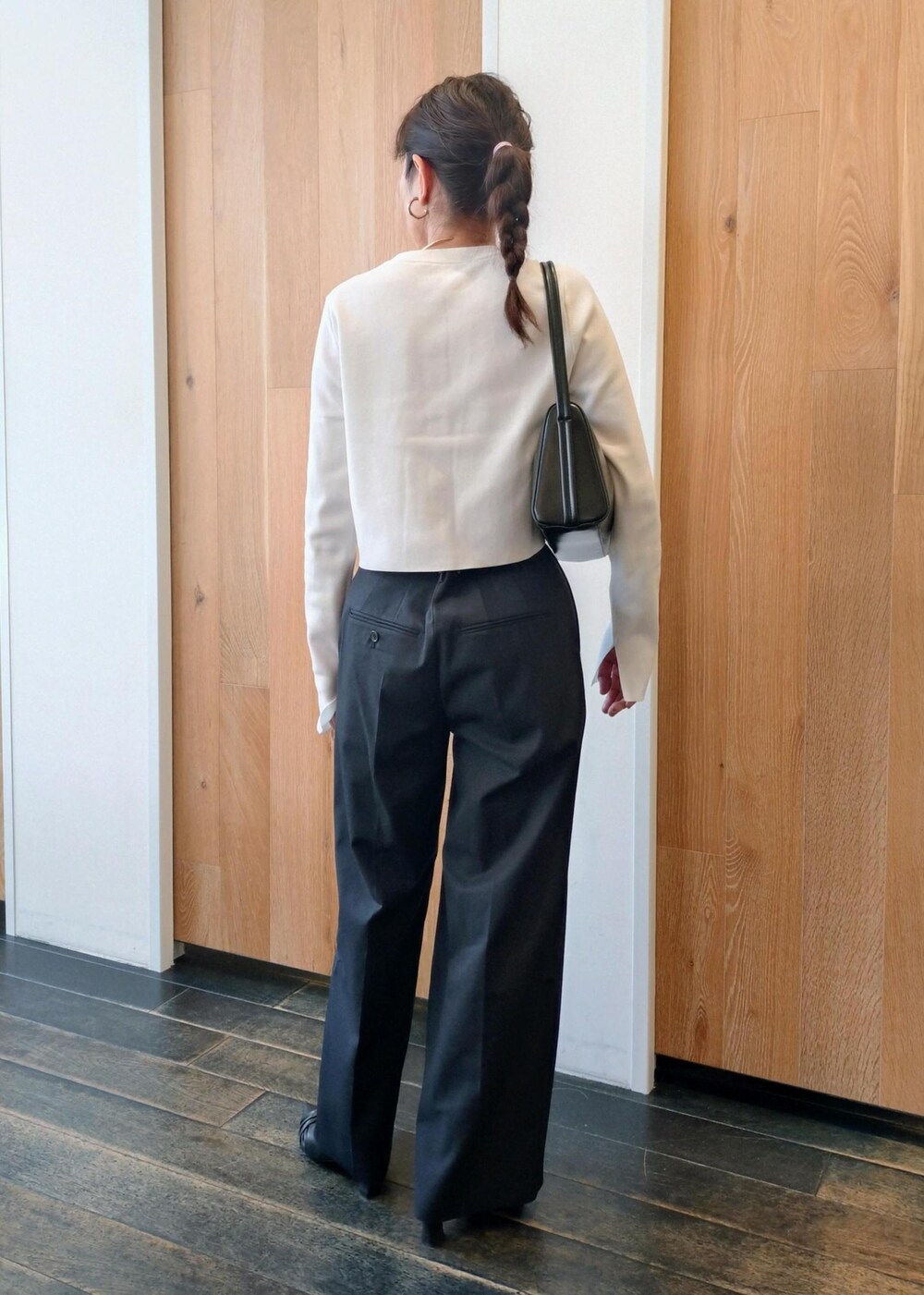 「初春コーデ、春コーデ、初夏コーデ、お仕事コーデ、授業参観日コーデ、お出かけコーデ、女子会コーデ、パンツスタイル、モノトーンコーデ、ヘルシーコーデ、シンプルコーデ、きれいめコーデ、ADAM ET ROPÉ、ウェーブ、ブルべ冬」|「ADAM ET ROPE'の【サステナブル】クルーネックショートカーディガン(カーディガン/ボレロ、ホワイト系)」を使った、enokiさん(レディース・157cm)の春コーディネートの4枚目の写真