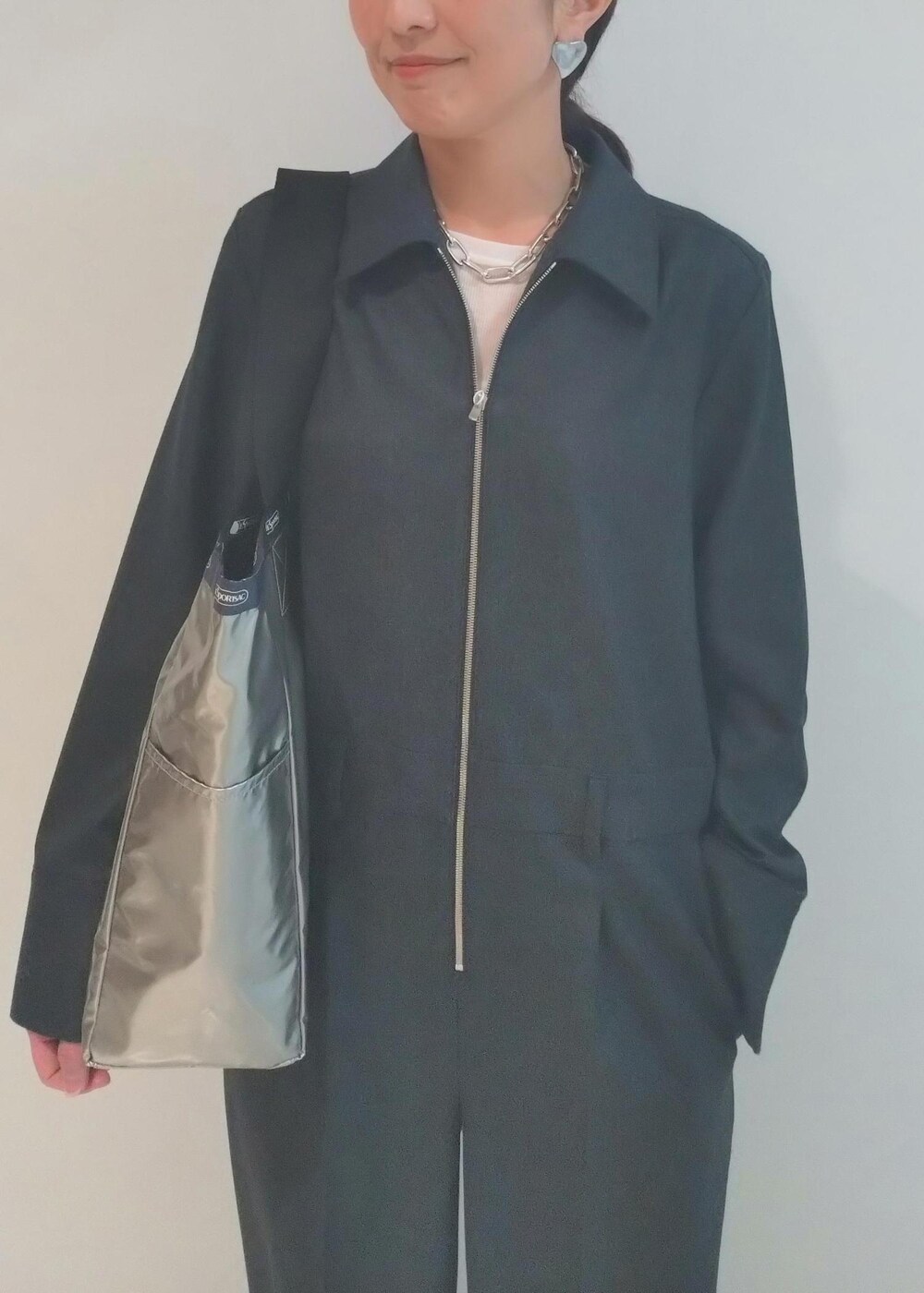 「初春コーデ、初冬コーデ、お仕事コーデ、お出かけコーデ、旅行コーデ、女子会コーデ、大人カジュアル、カジュアルコーデ、メンズライク、別注アイテム、ADAM ET ROPÉ、ウェーブ、ブルべ冬、乾燥、トップス」｜「ADAM ET ROPE'のシアーテレコタックニュアンスロンT（Tシャツ/カットソー、ホワイト系）」を使った、enokiさん（レディース・157cm）の冬コーディネートの6枚目の写真