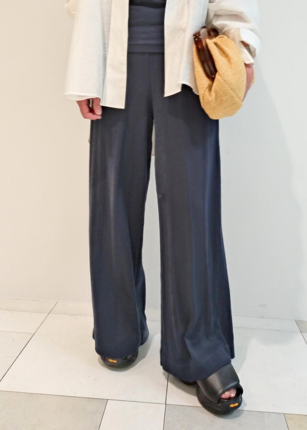 「24SS夏の新作、別注、Vibram、パデッドサンダル、SITA NEVADO、シタネバド、Miller for ADAM ET ROPE、アメリカンスリーブ、長袖、ネイビー、ワイド、ADAM ET ROPÉ、FEMME、骨格ウェーブ、ブルべ」｜「MILLERの【Miller for ADAM ET ROPE'】Cup付アメリカンスリーブタンクトップ（タンクトップ、ブルー系）」を使った、enokiさん（レディース・157cm）の春コーディネートの10枚目の写真