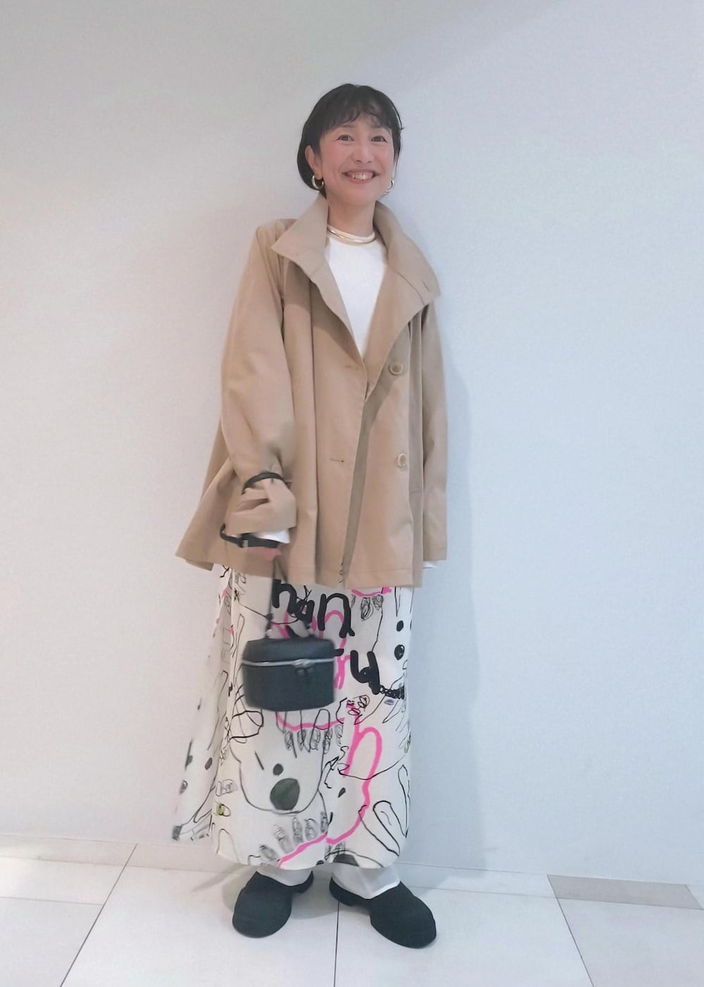 「初春コーデ、春コーデ、お出かけコーデ、旅行コーデ、フェスコーデ、女子会コーデ、モード、大人カジュアル、レイヤード、パンツスタイル、体型カバー、カジュアルコーデ、ADAM ET ROPÉ、ウェーブ、ブルべ冬」｜「ADAM ET ROPE'の晴雨兼用ボリュームソールミドル丈ブーツ（ブーツ、ブラック系）」を使った、enokiさん（レディース・157cm）の冬コーディネートの5枚目の写真