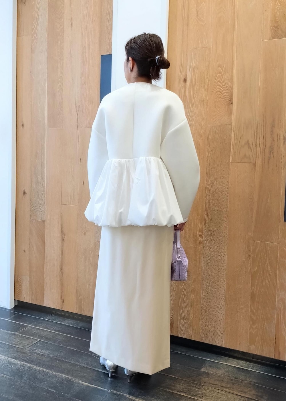 シルバー系のサンダル、ホワイト系のカーディガン/ボレロ、ホワイト系のスカートを着用したレディースの冬コーディネートの3枚目の写真