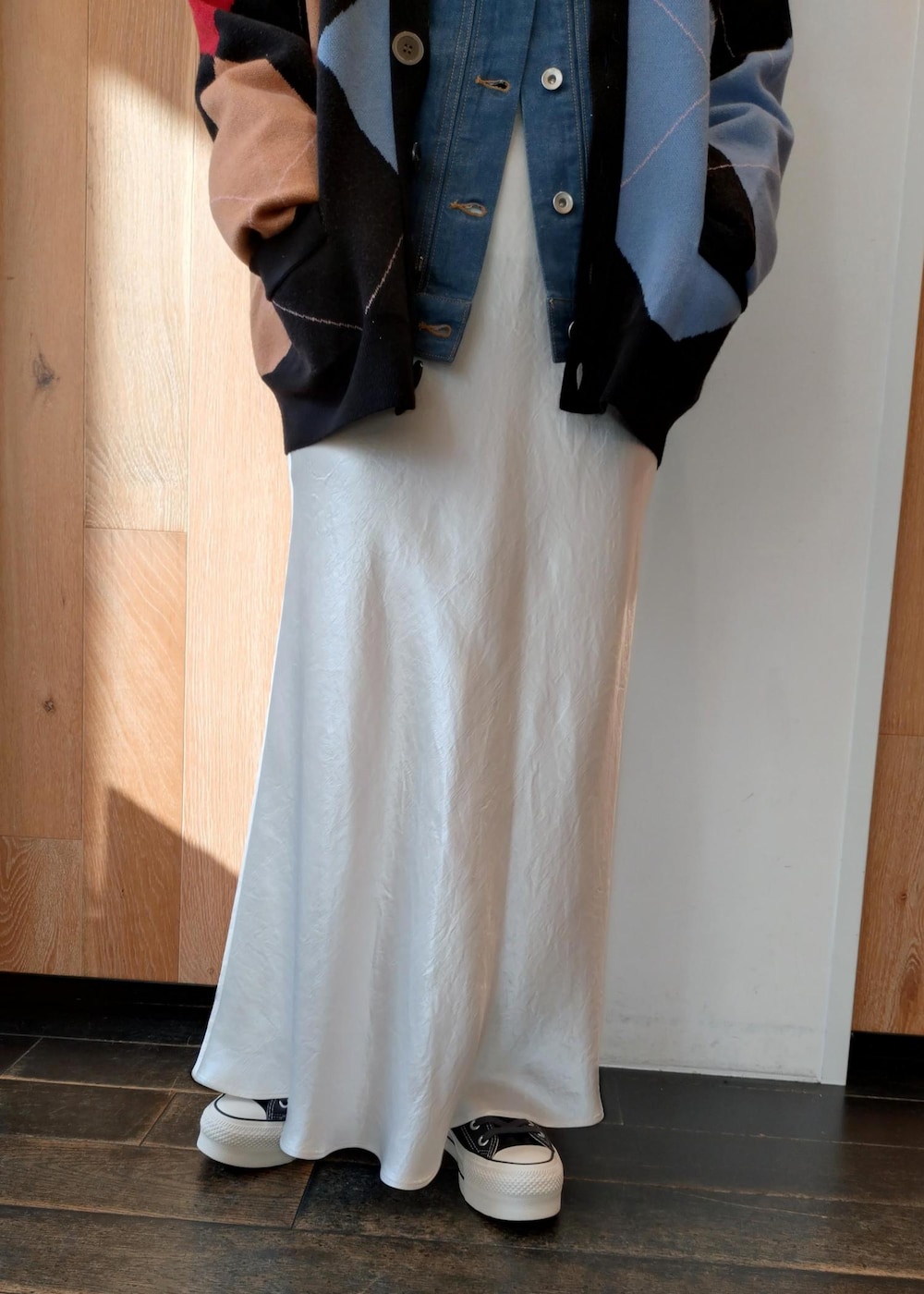 ベージュ系のトートバッグ、ブラック系のカーディガン/ボレロ、ホワイト系のスカートを着用したレディースの冬コーディネートの8枚目の写真