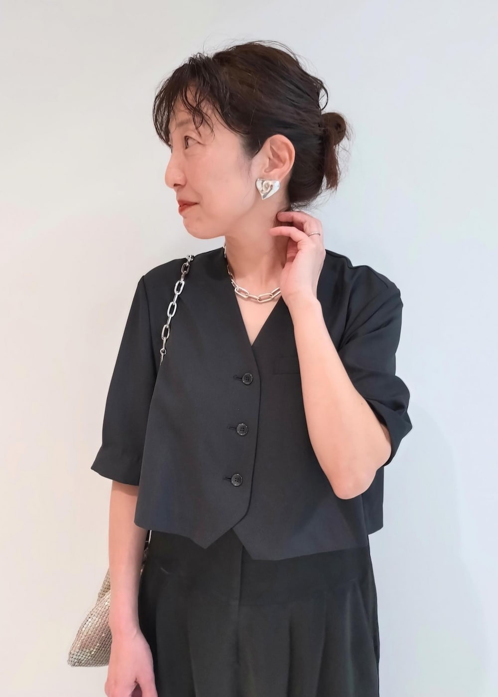 「24SS春の新作、BIGOTRE、ビゴター、LACOSTE、ラコステ、ADAM ET ROPÉ、FEMME、骨格ウェーブ、ブルべ、きれいめカジュアル、大人カジュアル、セレモニー、オケージョン、仕事着、通勤」｜「LACOSTEの【LACOSTE(ラコステ)】L003 NEO 124 3 SFA（スニーカー、シルバー系）」を使った、enokiさん（レディース・157cm）の春コーディネートの5枚目の写真
