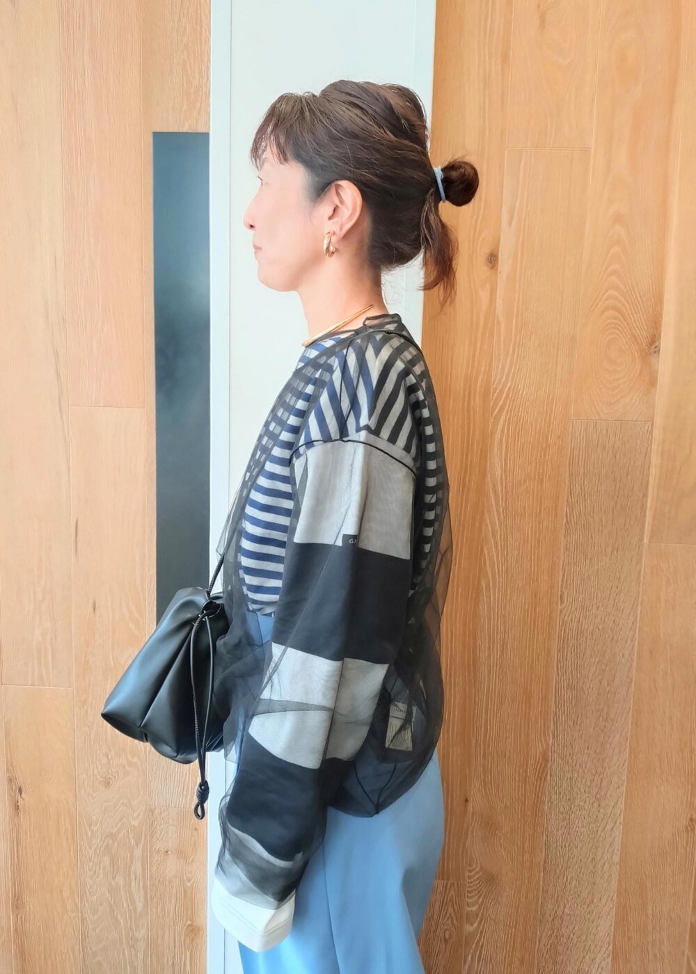 「24SS春の新作、G.F.G.S.、ボーダー、ウエスト調整可能、巾着、ADAM ET ROPÉ、FEMME、SDGs、サステナブル、骨格ウェーブ、ブルべ、きれいめカジュアル、カジュアル、大人カジュアル、フェミニン」|「ADAM ET ROPE'の【逸品・サステナブル】チュールプルオーバー(Tシャツ/カットソー、ブラック系)」を使った、enokiさん(レディース・157cm)の冬コーディネートの6枚目の写真