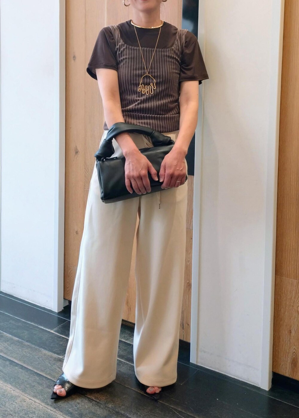「初夏コーデ、夏コーデ、デートコーデ、お出かけコーデ、旅行コーデ、女子会コーデ、レイヤード、パンツスタイル、ワントーンコーデ、カジュアルコーデ、ADAM ET ROPÉ、ウェーブ、ブルべ冬、乾燥、トップス」｜「ADAM ET ROPE'の2WAY イノセントハンドネックレス（ネックレス、ゴールド系）」を使った、enokiさん（レディース・157cm）の春コーディネートの2枚目の写真