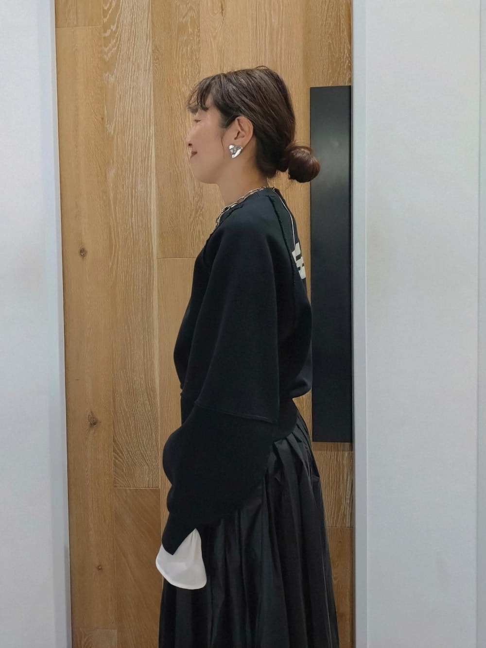 「初春コーデ、春コーデ、授業参観日コーデ、お出かけコーデ、旅行コーデ、推し活コーデ、女子会コーデ、スポーツミックス、モード、大人カジュアル、レイヤード、スカートスタイル、体型カバー、ワントーンコーデ、カジュアルコーデ」|「ADAM ET ROPE'のスリットリブスウェット(スウェット、ブラック系)」を使った、enokiさん(レディース・157cm)の冬コーディネートの6枚目の写真