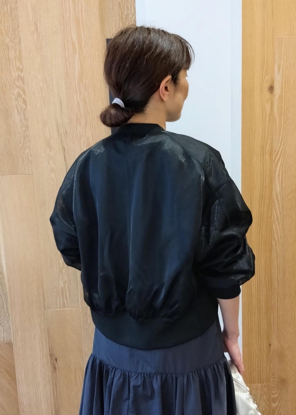 「24SS春の新作、GANNI、ガニー、LACOSTE、ラコステ、STINE GOYA、スティーヌゴヤ、イヤリング、シアー、スカート、ADAM ET ROPÉ、FEMME、サステナブル、骨格ウェーブ、ブルべ」｜「LACOSTEの【LACOSTE(ラコステ)】L003 NEO 124 3 SFA（スニーカー、シルバー系）」を使った、enokiさん（レディース・157cm）の春コーディネートの7枚目の写真