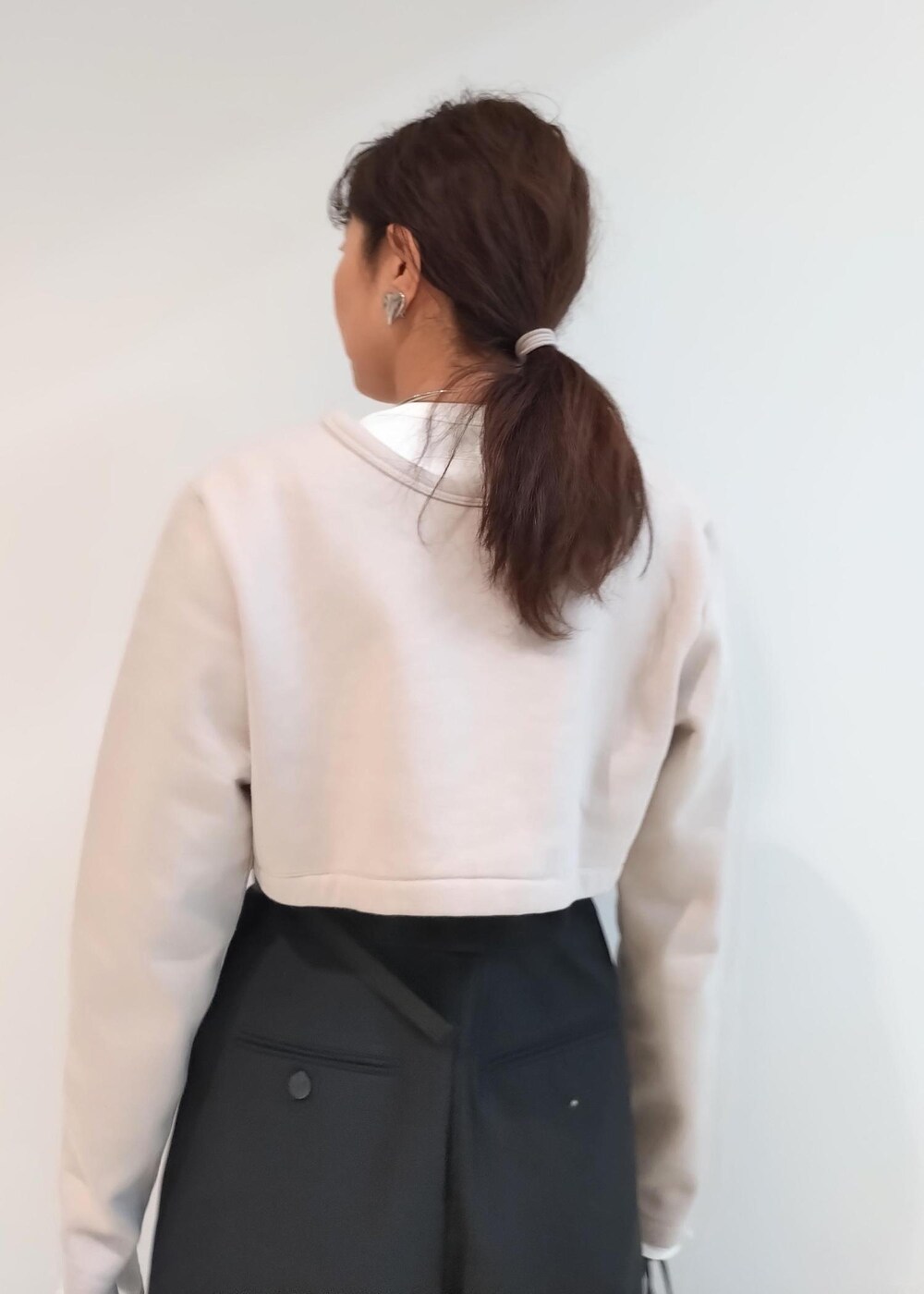 「agnes b. pour ADAM ET ROPE'、初春コーデ、春コーデ、冬コーデ、授業参観日コーデ、お出かけコーデ、旅行コーデ、女子会コーデ、大人カジュアル、レイヤード、パンツスタイル、体型カバー、モノトーンコーデ、シンプルコーデ、きれいめコーデ」｜「ADAM ET ROPE'の【サステナブル】ラウンドバックルベルト（ベルト、シルバー系）」を使った、enokiさん（レディース・157cm）の冬コーディネートの7枚目の写真