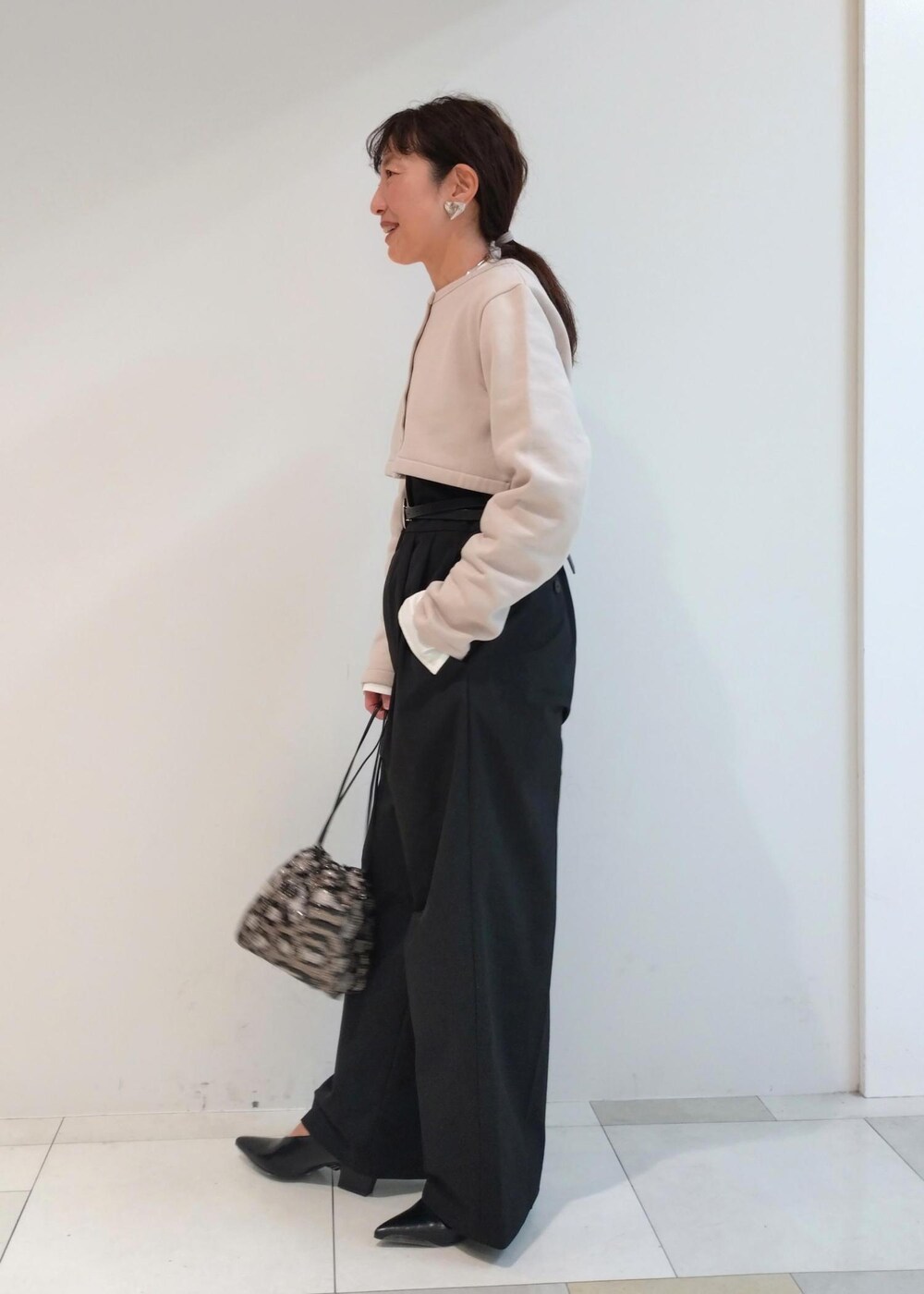 「agnes b. pour ADAM ET ROPE'、初春コーデ、春コーデ、冬コーデ、授業参観日コーデ、お出かけコーデ、旅行コーデ、女子会コーデ、大人カジュアル、レイヤード、パンツスタイル、体型カバー、モノトーンコーデ、シンプルコーデ、きれいめコーデ」｜「ADAM ET ROPE'の【サステナブル】ラウンドバックルベルト（ベルト、シルバー系）」を使った、enokiさん（レディース・157cm）の冬コーディネートの4枚目の写真