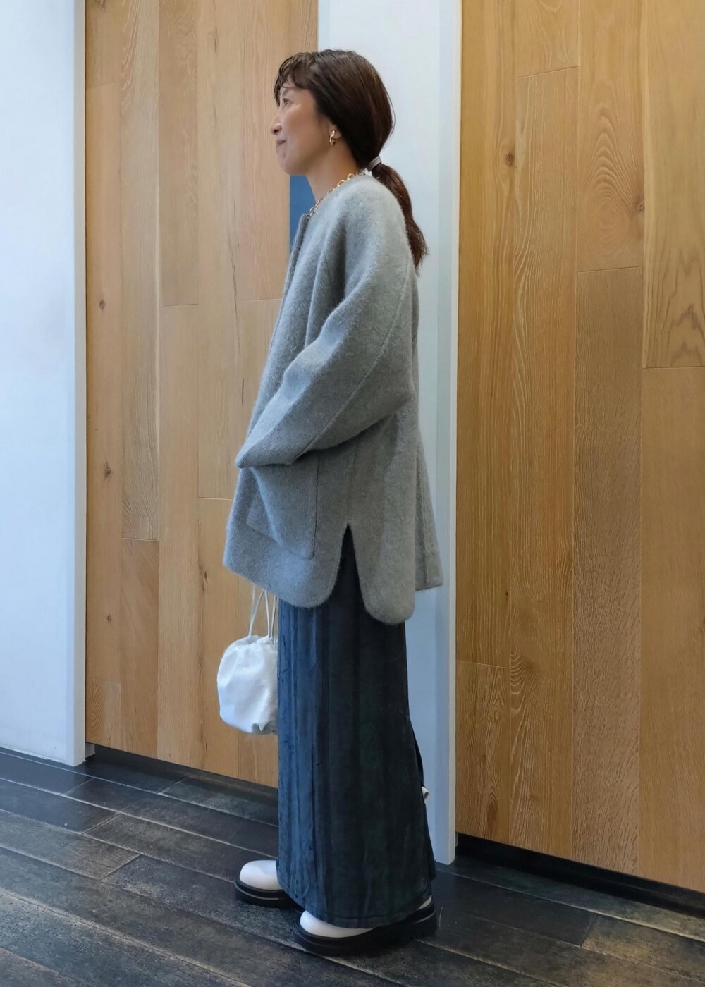 「ミラー、秋コーデ、初冬コーデ、お出かけコーデ、旅行コーデ、女子会コーデ、大人カジュアル、セットアップ、スカートスタイル、体型カバー、カジュアルコーデ、別注アイテム、ADAM ET ROPÉ、ウェーブ、ブルべ冬」|「ADAM ET ROPE'のシータチェーンネックレス(ネックレス、ゴールド系)」を使った、enokiさん(レディース・157cm)の秋コーディネートの2枚目の写真