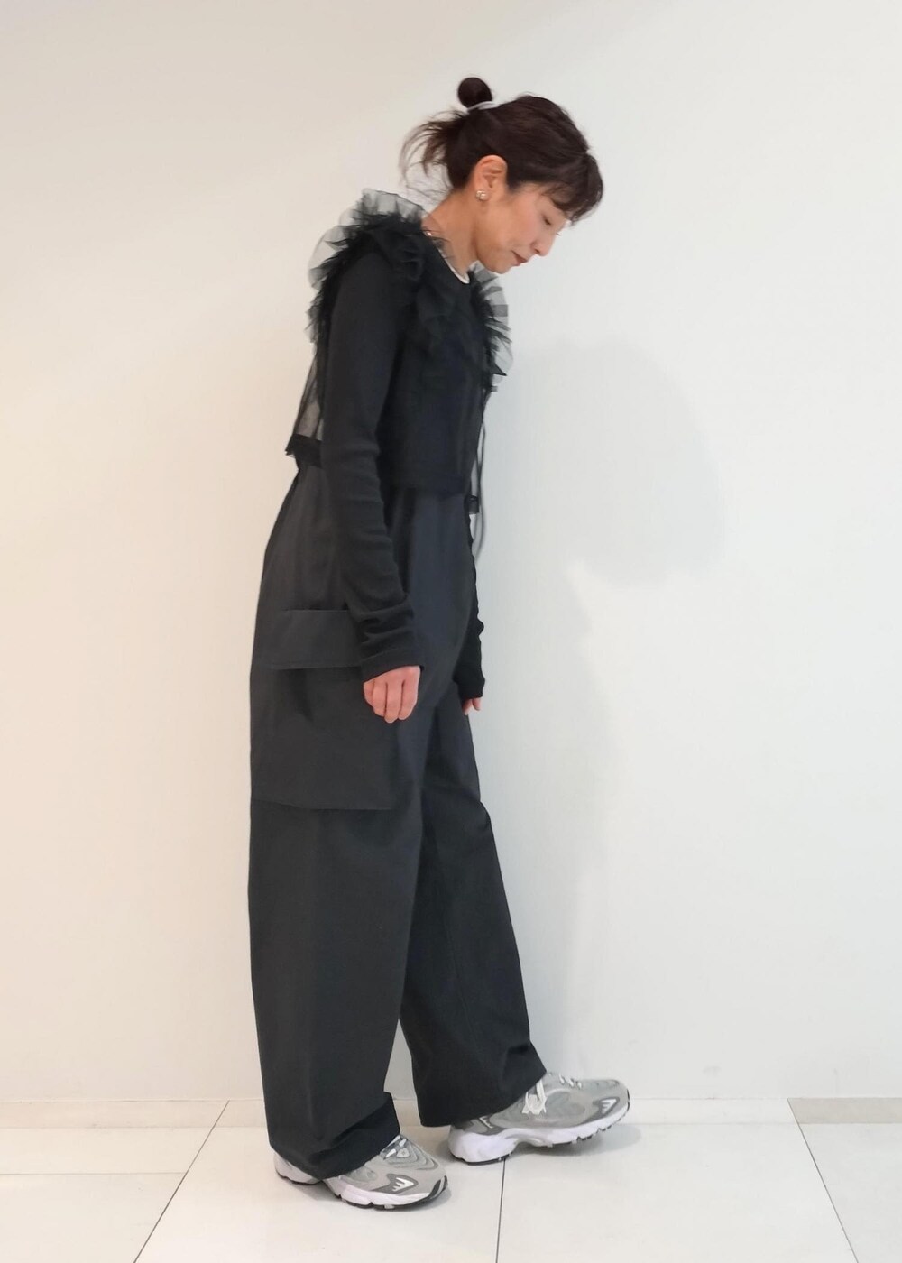 「black、PHEENY、フィーニー、NB、ニューバランス、チョーカー、ブラック、長袖、クルーネック、シアー、ADAM ET ROPÉ、FEMME、SDGs、サステナブル、骨格ウェーブ」｜「ADAM ET ROPE'のメタルカーブチョーカー（チョーカー、シルバー系）」を使った、enokiさん（レディース・157cm）の春コーディネートの4枚目の写真