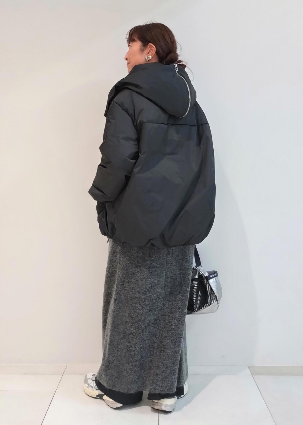 「ナイキ、初冬コーデ、冬コーデ、お出かけコーデ、お正月・初詣コーデ、女子会コーデ、大人カジュアル、レイヤード、パンツスタイル、ワントーンコーデ、カジュアルコーデ、別注アイテム、ADAM ET ROPÉ、ウェーブ、ブルべ冬」|「NIKEの【NIKE(ナイキ)】V2K RUN(スニーカー、ホワイト系)」を使った、enokiさん(レディース・157cm)の秋コーディネートの3枚目の写真