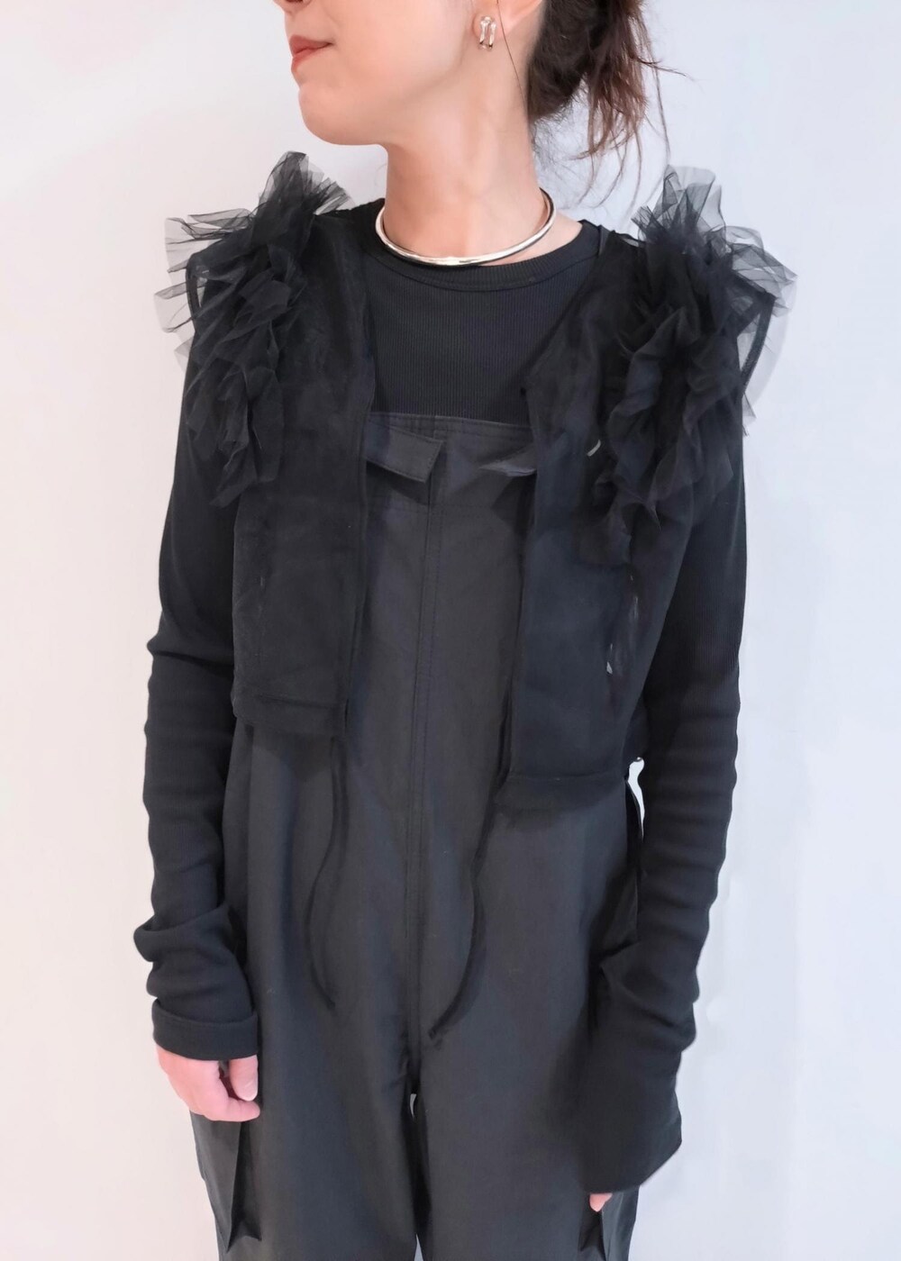 「black、PHEENY、フィーニー、NB、ニューバランス、チョーカー、ブラック、長袖、クルーネック、シアー、ADAM ET ROPÉ、FEMME、SDGs、サステナブル、骨格ウェーブ」｜「ADAM ET ROPE'のメタルカーブチョーカー（チョーカー、シルバー系）」を使った、enokiさん（レディース・157cm）の春コーディネートの5枚目の写真
