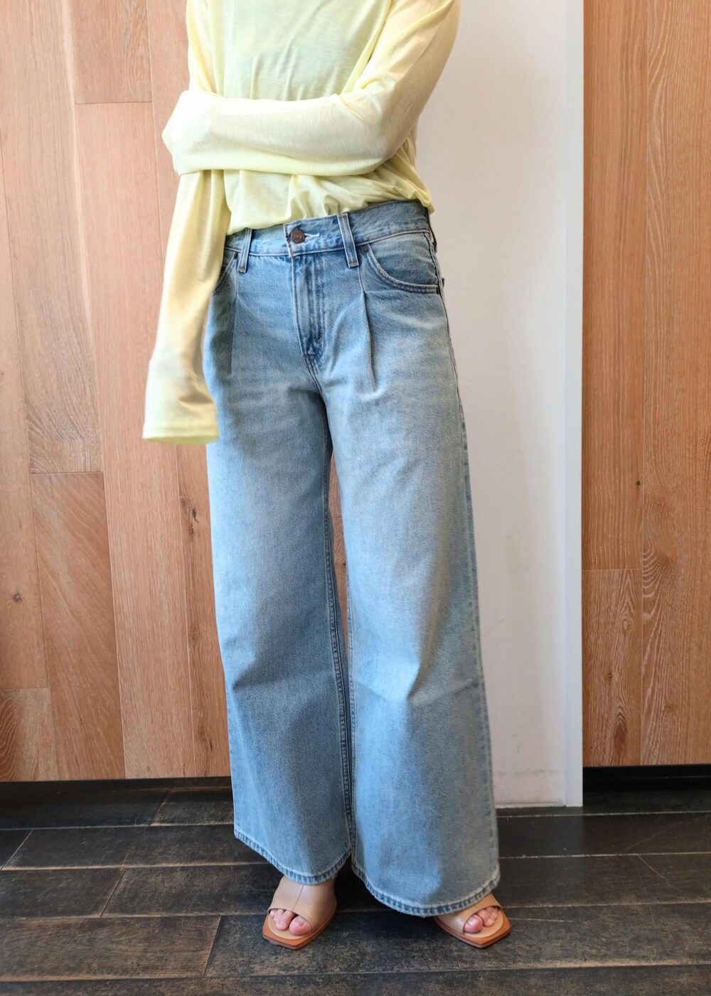 「24SS春の新作、AMOMENTO、アモーメント、BASERANGE、ベースレンジ、Levi's、リーバイス、クリア、クリアバッグ、長袖、カットソー、クルーネック、イエロー、シアー、ブルー」｜「ADAM ET ROPE'のストレッチブーツサンダル（ブーツ、ベージュ系）」を使った、enokiさん（レディース・157cm）の春コーディネートの8枚目の写真