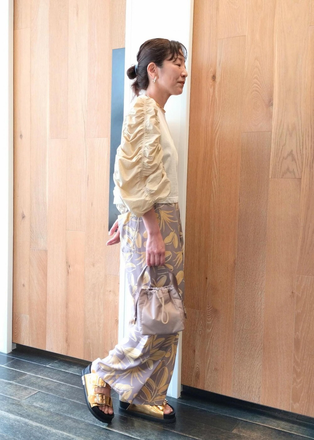 「GANNI、ガニー、24SS春の新作、チョーカー、PHEENY、フィーニー、ADAM ET ROPÉ、FEMME、骨格ウェーブ、ブルべ、きれいめカジュアル、大人カジュアル、フェミニン、春、夏」｜「ADAM ET ROPE'のメタルカーブチョーカー（チョーカー、ゴールド系）」を使った、enokiさん（レディース・157cm）の春コーディネートの5枚目の写真