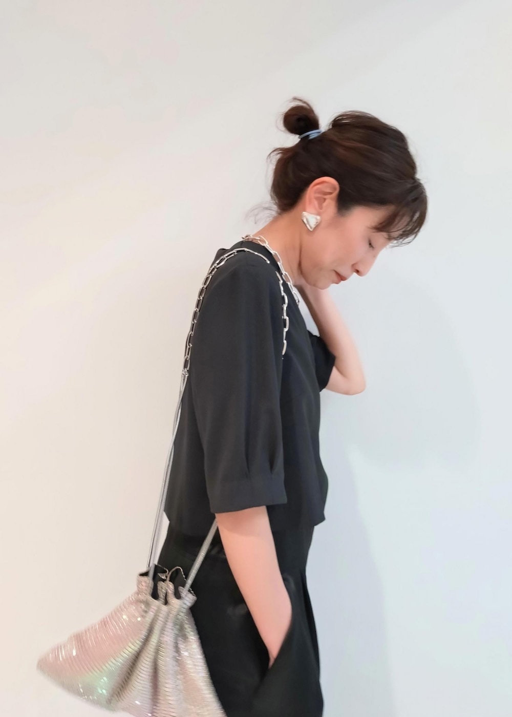 「24SS春の新作、BIGOTRE、ビゴター、LACOSTE、ラコステ、ADAM ET ROPÉ、FEMME、骨格ウェーブ、ブルべ、きれいめカジュアル、大人カジュアル、セレモニー、オケージョン、仕事着、通勤」｜「LACOSTEの【LACOSTE(ラコステ)】L003 NEO 124 3 SFA（スニーカー、シルバー系）」を使った、enokiさん（レディース・157cm）の春コーディネートの8枚目の写真