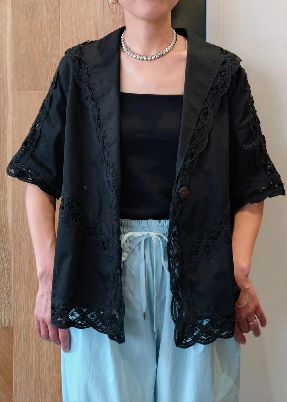 「春コーデ、初夏コーデ、デートコーデ、お出かけコーデ、旅行コーデ、アウトドアコーデ、フェスコーデ、女子会コーデ、雨の日コーデ、大人カジュアル、レイヤード、パンツスタイル、体型カバー、カジュアルコーデ、シンプルコーデ」｜「ADAM ET ROPE'のポインテッドウェーブミュール（サンダル、ブラック系）」を使った、enokiさん（レディース・157cm）の春コーディネートの6枚目の写真
