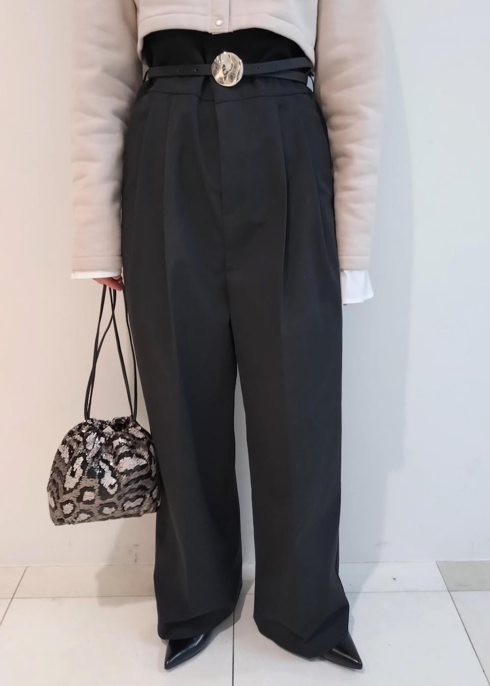 「agnes b. pour ADAM ET ROPE'、初春コーデ、春コーデ、冬コーデ、授業参観日コーデ、お出かけコーデ、旅行コーデ、女子会コーデ、大人カジュアル、レイヤード、パンツスタイル、体型カバー、モノトーンコーデ、シンプルコーデ、きれいめコーデ」｜「ADAM ET ROPE'の【サステナブル】ラウンドバックルベルト（ベルト、シルバー系）」を使った、enokiさん（レディース・157cm）の冬コーディネートの8枚目の写真