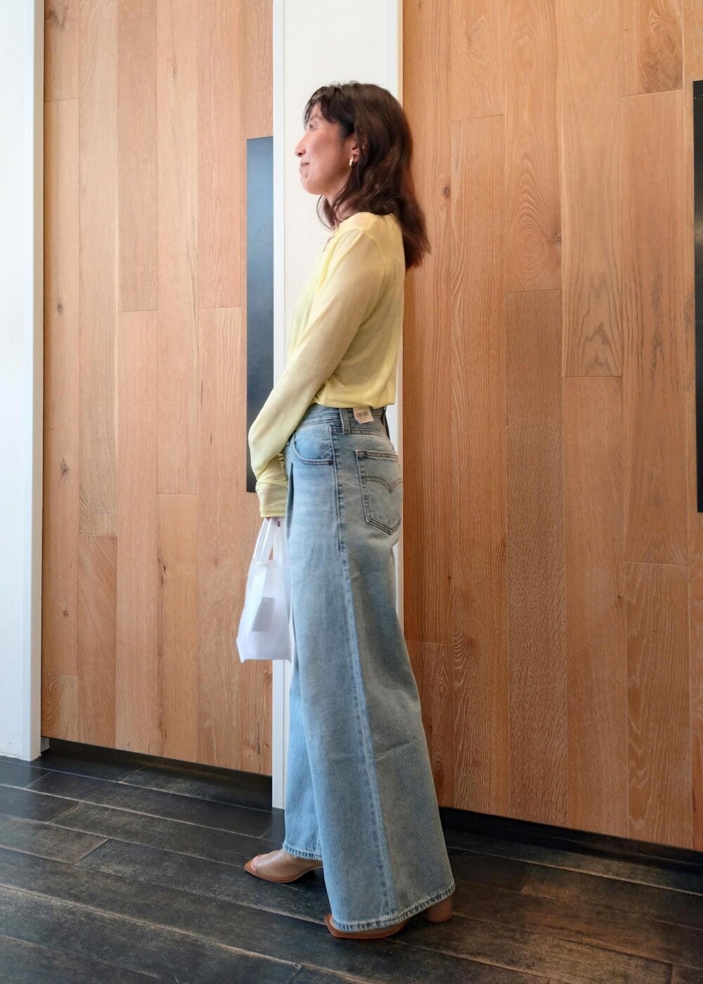 「24SS春の新作、AMOMENTO、アモーメント、BASERANGE、ベースレンジ、Levi's、リーバイス、クリア、クリアバッグ、長袖、カットソー、クルーネック、イエロー、シアー、ブルー」｜「ADAM ET ROPE'のストレッチブーツサンダル（ブーツ、ベージュ系）」を使った、enokiさん（レディース・157cm）の春コーディネートの2枚目の写真