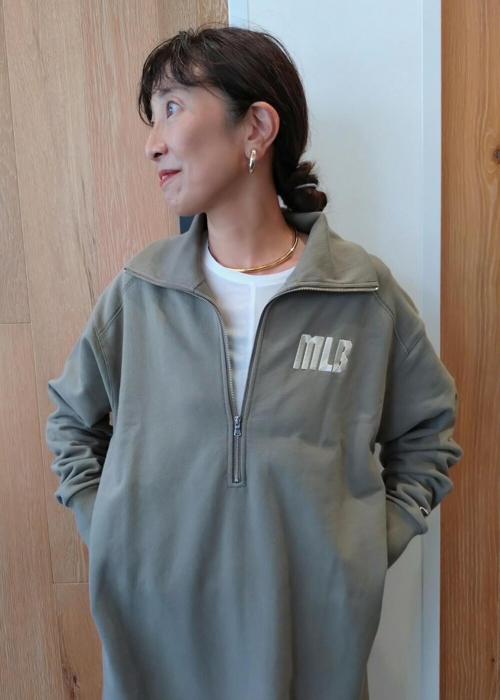 「ガニー、GANNI、ASICS、アシックス、初秋コーデ、秋コーデ、お出かけコーデ、大人カジュアル、レイヤード、カジュアルコーデ、別注アイテム、コラボアイテム、ADAM ET ROPÉ、ウェーブ、ブルべ冬」｜「GANNIの【GANNI for ADAM ET ROPE'】Recycled tech Mini Tote（トートバッグ、ベージュ系）」を使った、enokiさん（レディース・157cm）の秋コーディネートの5枚目の写真