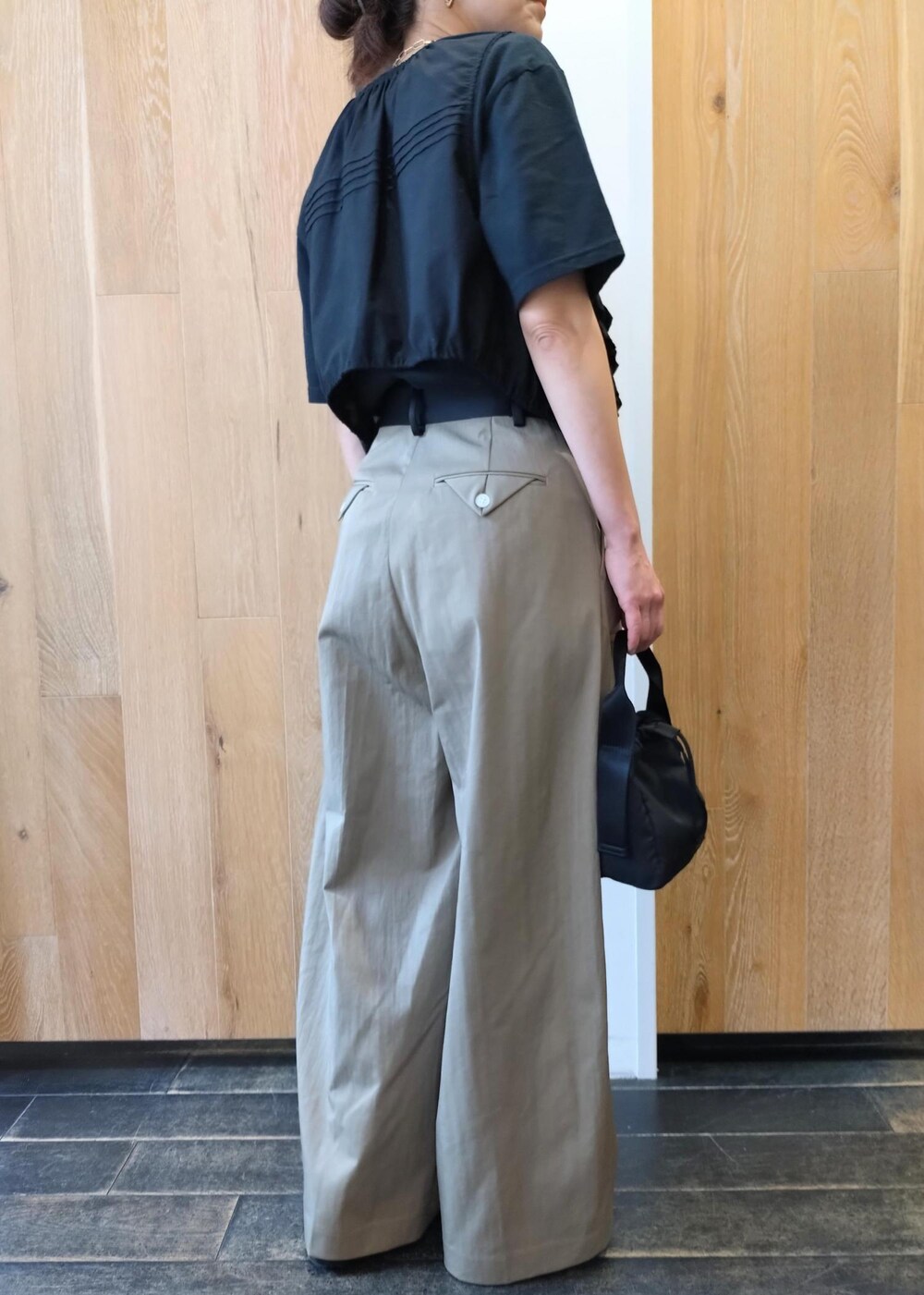 「24SS春の新作、GANNI、ガニー、TANGTANG、タンタン、ブーツサンダル、ADAM ET ROPÉ、FEMME、サステナブル、骨格ウェーブ、ブルべ、カジュアル、大人カジュアル、フェミニン、春」|「ADAM ET ROPE'のストレッチブーツサンダル(ブーツ、ブラック系)」を使った、enokiさん(レディース・157cm)の春コーディネートの7枚目の写真