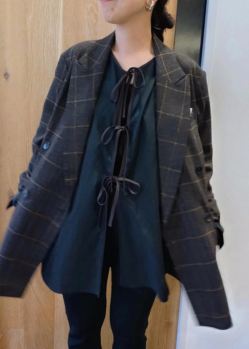 「初秋コーデ、秋コーデ、初冬コーデ、お仕事コーデ、デートコーデ、お出かけコーデ、女子会コーデ、大人カジュアル、セットアップ、パンツスタイル、体型カバー、カジュアルコーデ、ヘルシーコーデ、シンプルコーデ、きれいめコーデ」|「ADAM ET ROPE'のボリュームファーサンダル(サンダル、ブラウン系)」を使った、enokiさん(レディース・157cm)の秋コーディネートの7枚目の写真
