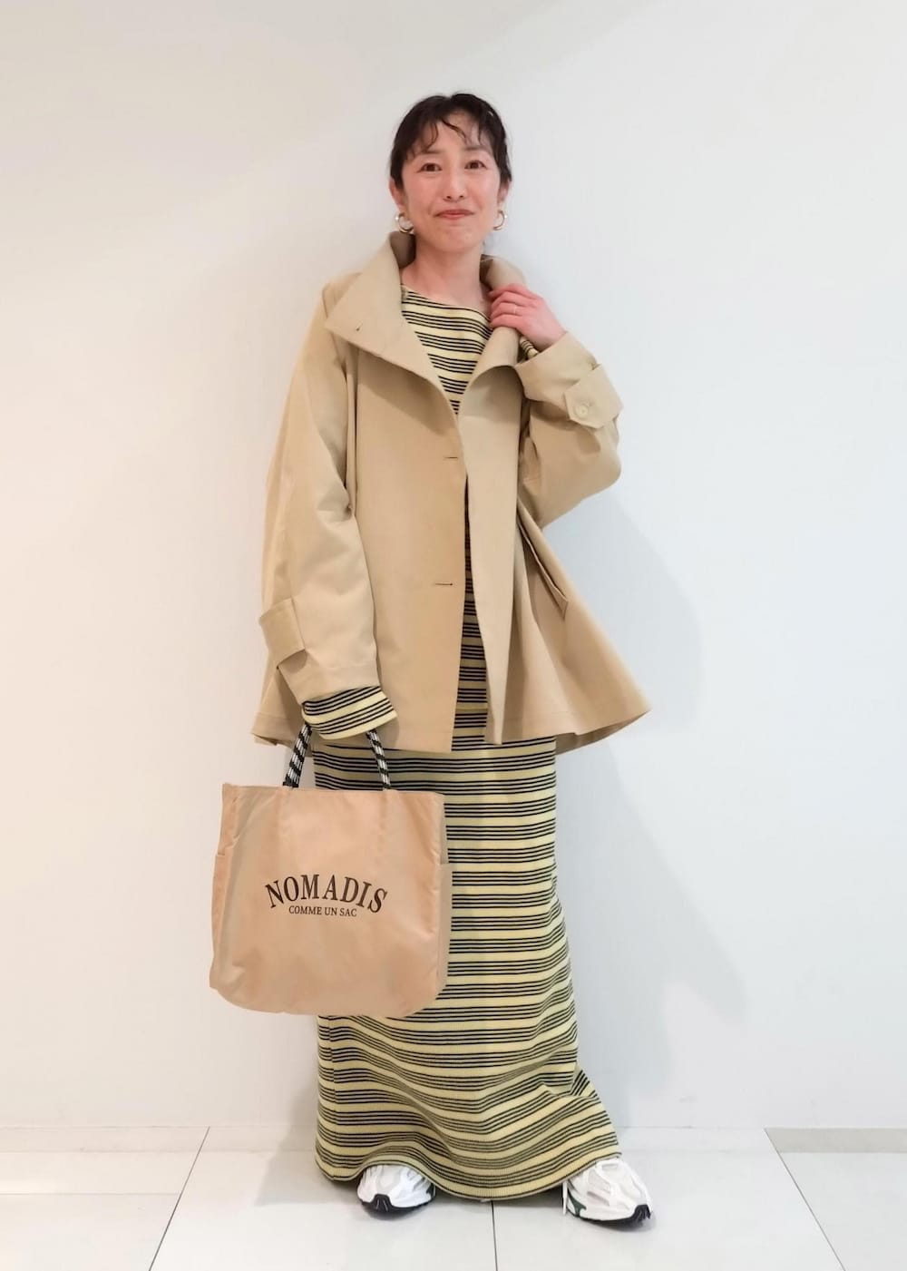 「LACOSTE、ラコステ、24SS春の新作、Miller、ミラー、NOMADIS、ノマディス、ADAM ET ROPÉ、FEMME、骨格ウェーブ、ブルべ、きれいめカジュアル、カジュアル、大人カジュアル、セットアップ」｜「MILLERの【Miller for ADAM ET ROPE'】別注WAFFLE ボーダーSKIRT（スカート、グリーン系）」を使った、enokiさん（レディース・157cm）の春コーディネートの4枚目の写真