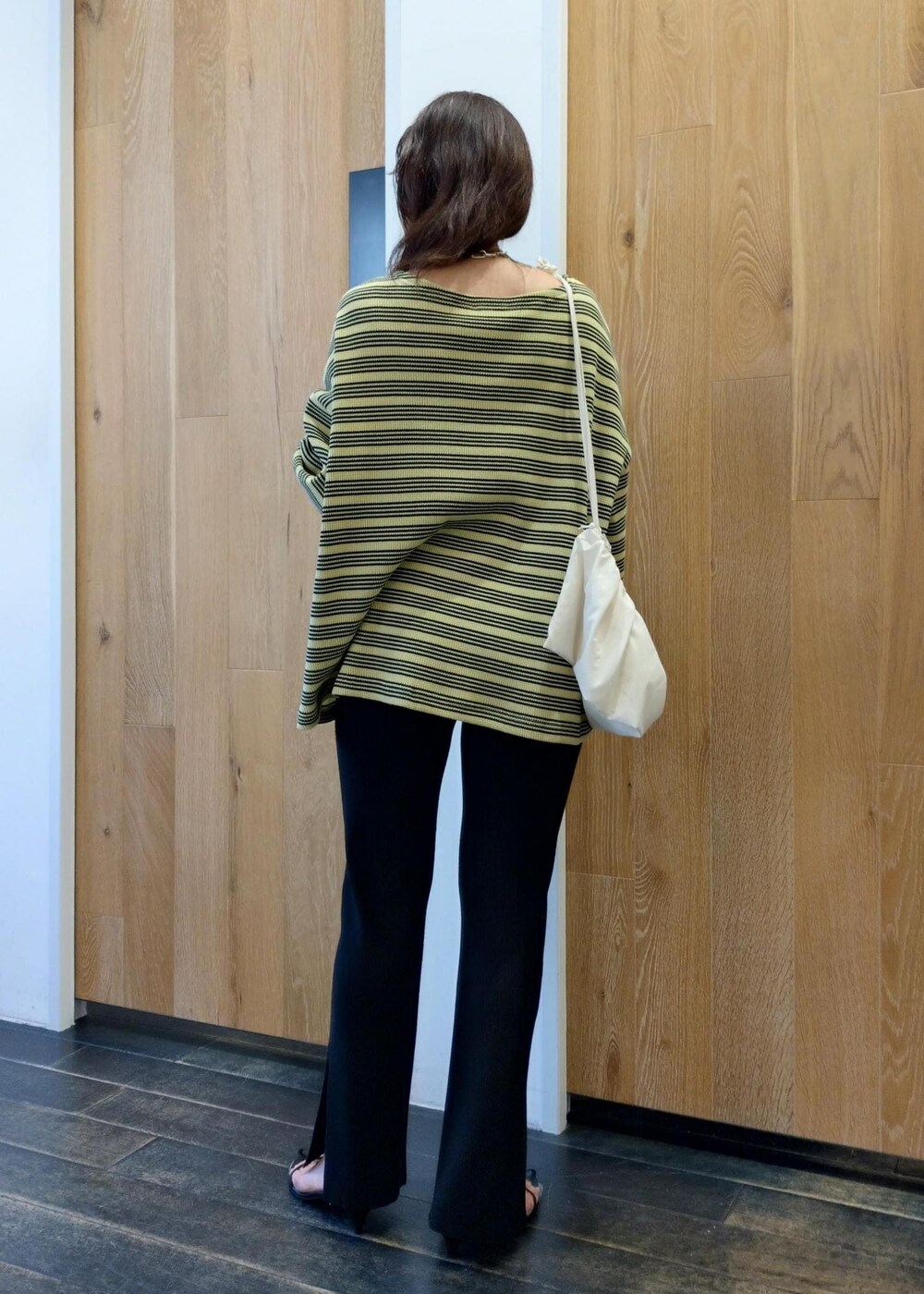 ブラック系のサンダル、グリーン系のTシャツ/カットソー、ブラック系のその他パンツを着用したレディースの春コーディネートの3枚目の写真