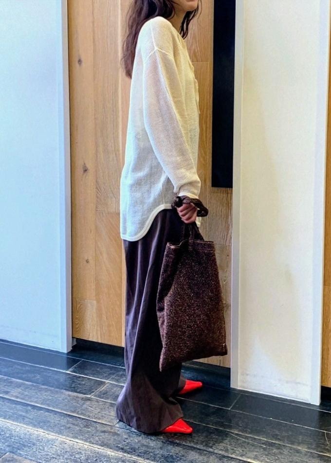 「初春コーデ、春コーデ、お出かけコーデ、旅行コーデ、女子会コーデ、大人カジュアル、パンツスタイル、体型カバー、カジュアルコーデ、ヘルシーコーデ、フェミニンコーデ、シンプルコーデ、ADAM ET ROPÉ、ウェーブ、ブルべ冬」｜「ADAM ET ROPE'の【サステナブル】キラキラトートバッグ（ポケッタブル）（トートバッグ、ブラウン系）」を使った、enokiさん（レディース・157cm）の春コーディネートの4枚目の写真