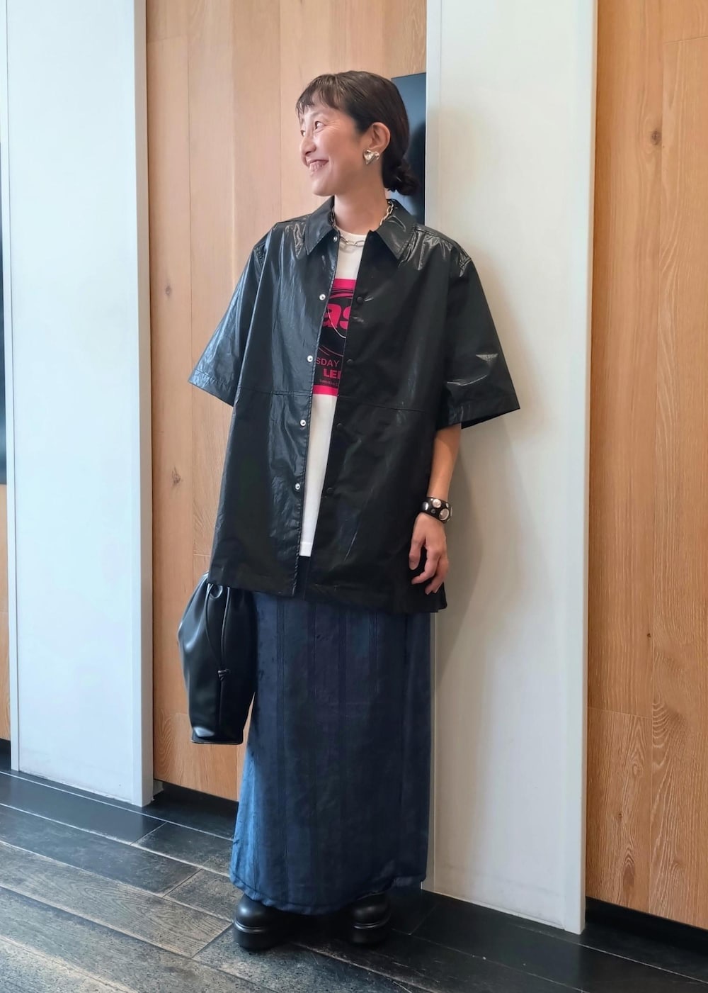 「夏コーデ、初秋コーデ、デートコーデ、お出かけコーデ、旅行コーデ、フェスコーデ、女子会コーデ、大人カジュアル、スカートスタイル、体型カバー、カジュアルコーデ、シンプルコーデ、別注アイテム、ADAM ET ROPÉ、ウェーブ」｜「MILLERの【Miller for ADAM ET ROPE'】別注 ベロアSkirt（スカート、ブルー系）」を使った、enokiさん（レディース・157cm）の夏コーディネートの2枚目の写真