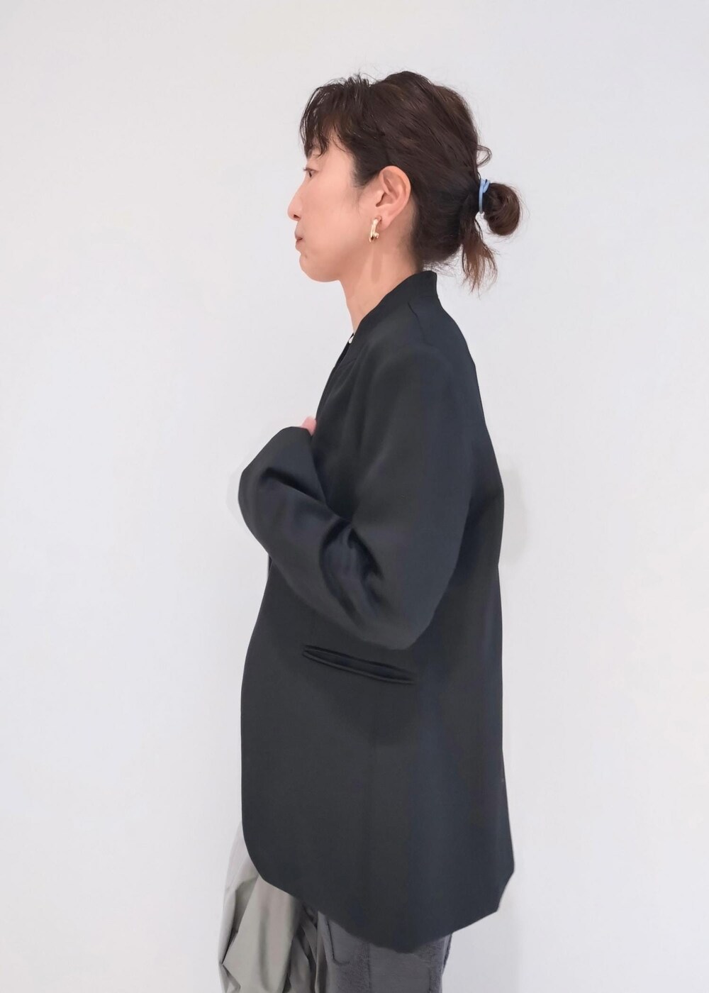 「24SS春の新作、チョーカー、チュール、AMOMENTO、アモーメント、ADAM ET ROPÉ、FEMME、サステナブル、骨格ウェーブ、ブルべ、きれいめカジュアル、大人カジュアル、モード、セレモニー、オケージョン」|「ADAM ET ROPE'のメタルカーブチョーカー(チョーカー、ゴールド系)」を使った、enokiさん(レディース・157cm)の春コーディネートの7枚目の写真