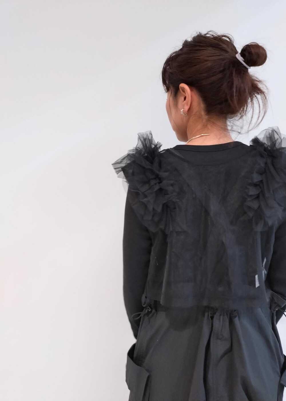 「black、PHEENY、フィーニー、NB、ニューバランス、チョーカー、ブラック、長袖、クルーネック、シアー、ADAM ET ROPÉ、FEMME、SDGs、サステナブル、骨格ウェーブ」｜「ADAM ET ROPE'のメタルカーブチョーカー（チョーカー、シルバー系）」を使った、enokiさん（レディース・157cm）の春コーディネートの6枚目の写真